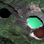 Three_lakes_of_Kelimutu1