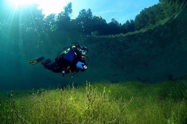 На какой плитке меньше видно брызги воды в ванной комнате?