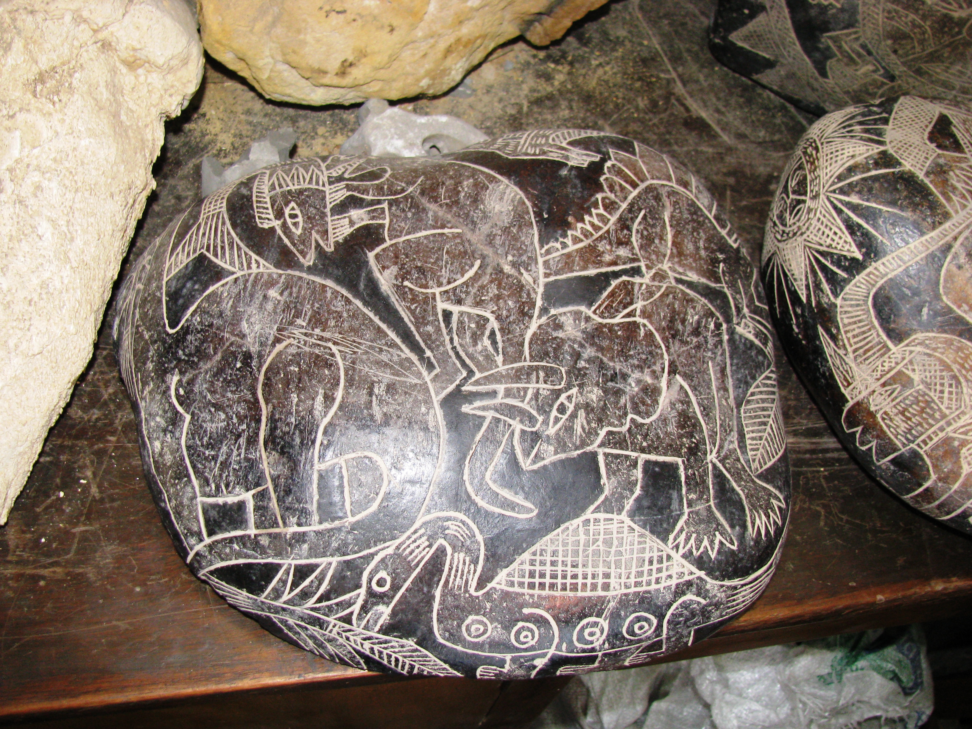 Камень Ики с изображением трицератопса