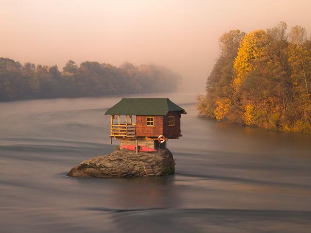 Дом на реке. Сербия