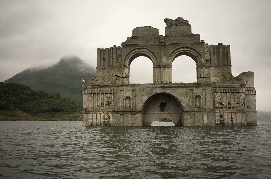 Церковь - призрак в водохранилище Несауалькойотль, бассейн реки Грихальва. Фото: Associated Press