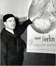 Уильям Патрик Гитлер на службе в ВМС США в период с 1944 по 1947 год (изображение с сайта thevintagenews.com)