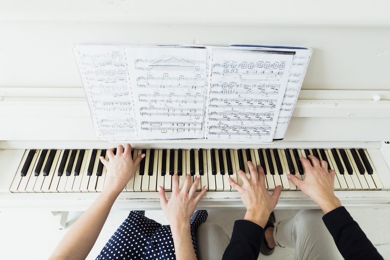 Уроки фортепиано для детей: как научить их играть в волшебные звуки