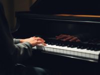 Первые ноты под пальцами: как начать играть на фортепиано и не бросить через неделю